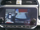 【アラウンドビューモニター】空から見下ろすような視点で、スムースな駐車と安全確認をサポートします。