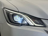【LEDヘッドライト】悪天候や夜間走行時も良好な視界を確保し安心して運転できる高輝度LEDヘッドライトを装備!点灯速度が早く、消費電力も抑えられています。