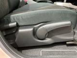 シートハイトアジャスターが付いているので運転姿勢を調整するのに便利ですね。身長に合ったシートポジションは安全運転や疲労軽減にもつながります。