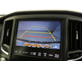 バックガイドモニター付き。車両後方の映像をナビ画面に表示し、駐車などの後退操作をサポートします。