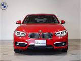 【BMWの伝統】BMWの特徴的な&ldquo;キドニーグリル&rdquo;は、80年以上続く伝統の形でございます。変わらないこだわりのデザインが、プレミアムブランド&ldquo;BMW&rdquo;を創り出します。