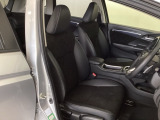 広い足元にゆったり座れるシートには肘掛けも装備しており長距離の運転でも疲れにくくなってます。女性でも運転がしやすいように、シートの高さ調整機能(シートリフター)がついています。