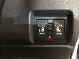 両側電動スライドドア。。荷物で手が塞がる時など簡単にドアの開閉が出来ます。何より力いらずで開閉OK。女性やお年寄りにも優しい。電動機能はOFFにもできますから元気なお子様の駆け出しも安心。