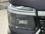 LEDヘッドライトは、点灯の瞬間から最大光量を発揮し、突然暗くなるトンネルなどでの安定感を高めます。