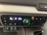 オートエアコンで、毎日のドライブを快適に。温度、風量を自動で調整し、理想的な車内環境を提供します。