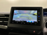 リバースギアに入れるだけで後方の表示へ切り替わります。夜間や雨の日の駐車も楽になりますよ。