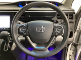ハンドルにHondaセンシング系のクルーズコントロールやレーンキープアシストなどのスイッチと、オーディオの操作スイッチが装備されています。ハンドルから手を離さず安全に操作できます。