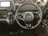 【ハンドル】運転にかかわる様々な操作を安全に行えるように視点移動が少なく操作性に配慮されたスイッチ類が凝縮されたコックピットです。