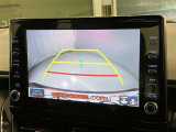 車庫入れなど後進運転時に死角をモニターで確認ができて安全です♪ ステアリング操作の参考になるガイド線も表示しますので車庫入れがニガテな方も安心ですネ!