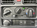 寒い冬も暑い夏も全席に快適な空調を届けてくれる、ダイヤル式エアコンを装備♪