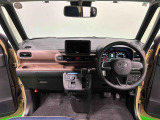 明るいコーディネートカラーに包まれた運転席空間。フロントガラス面積や位置取りが良く、Aピラーの内装色や形状にこだわることで前方・右前・左前方向の視認性がいいですよ!