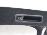 電動で開閉するパワーバックドア装備しています