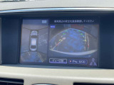 車を真上から見ているように、周囲の状況を把握しながら安心して駐車が行えるアラウンドビューモニター装備!