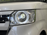【LEDヘッドライト】悪天候や夜間走行時も良好な視界を確保し安心して運転できる高輝度LEDヘッドライトを装備!点灯速度が早く、消費電力も抑えられています。