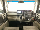 【前方視界】開放的な前方視界!運転がしやすく疲れにくいです♪窓が大きく、見通しがとっても良いおクルマですよ♪
