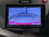 リバースギアに入れるだけで後方の表示へ切り替わります。夜間や雨の日の駐車も楽になりますよ。
