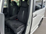助手席と運転席はゆったりと座れるベンチシートタイプになっています。