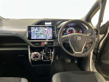運転席周りのレイアウトをご覧ください。ナビゲーションが綺麗に装着されすっきり収まってますね!