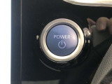 エンジンスタートスイッチです。キーが車内にあれば、エンジンの始動や停止はスイッチを押すだけ!キーを取り出す手間を省き、ワンプッシュで操作できるので簡単でスムーズです。