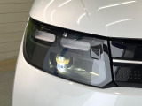 【LEDヘッドライト】悪天候や夜間走行時も良好な視界を確保し安心して運転できる高輝度LEDヘッドライトを装備!点灯速度が早く、消費電力も抑えられています。