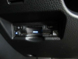 【ETC2.0車載器】は高速道路上に設置されたITSスポットと双方向通信を行い、ETC機能に加え安全運転をサポートする交通情報を提供してくれます