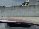 HUD: ヘッドアップディスプレイはドライバーが前方に集中できるよう、ナビや車速情報をフロントガラスに投影するシステムです。