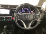 【ハンドル】運転にかかわる様々な操作を安全に行えるように視点移動が少なく操作性に配慮されたスイッチ類が凝縮されたコックピットです。