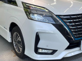 【LEDヘッドライト】悪天候や夜間走行時も良好な視界を確保し安心して運転できる高輝度LEDヘッドライトを装備!点灯速度が早く、消費電力も抑えられています。