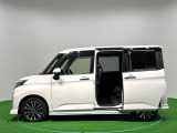 荷物をたくさん抱えてクルマに乗り込む時に便利な、ワンタッチオープン&ウェルカムオープン機能付き電動スライドドアです