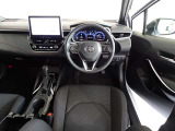 革巻きステアリングで快適な操作性の運転席です。