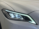 【三眼LEDヘッドライト】スタイリッシュな見た目の三眼LEDヘッドライトを装備♪スタイルだけでなく、夜間の走行も視界良好で安心してお乗りいただけます。