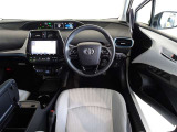 革巻き(合皮製)ステアリングで快適な操作性の運転席です。