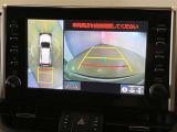 映像で見づらい車両周辺の確認をアシスト。クルマを真上から見ているような映像を表示。 運転席から確認しにくい車両周囲の状況を把握。