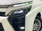 【LEDヘッドライト】悪天候や夜間走行時も良好な視界を確保し安心して運転できる高輝度LEDヘッドライトを装備!点灯速度が早く、消費電力も抑えられています。