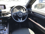 ドライバーが心に余裕をもって運転に集中できること、助手席や後席からもすっきりと前を見通せる空間の起点となり、全員が安心してドライブを楽しめることをモットーにシンプルなレイアウトとなっています。