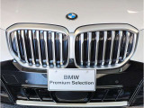【BMWの伝統】BMWの特徴的な&ldquo;キドニーグリル&rdquo;は、80年以上続く伝統の形でございます。変わらないこだわりのデザインが、プレミアムブランド&ldquo;BMW&rdquo;を創り出します。