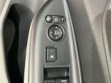狭い駐車場で便利な電動格納ドアミラーが付いています。