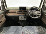 【インパネ】運転のしやすさを最優先に設計された見晴らしの良いフロントビュー。車両間隔が掴みやすく狭い道でも安心♪「安全」と「品質」を最優先に、安心してお乗りいただけるクルマを提供いたします。