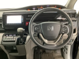【ハンドル】運転にかかわる様々な操作を安全に行えるように視点移動が少なく操作性に配慮されたスイッチ類が凝縮されたコックピットです。