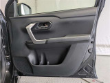 運転席ドア内張はご覧の通りです。ドアポケットの収納もバッチリです。
