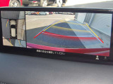 360&deg;ビューモニターでは、両サイドとフロント、バックカメラの合成で、あたかも上空から見下ろした様に周囲を確認して頂けます。駐車場だけでなく、T字路等でも活躍のアイテムです!