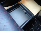 助手席シートの下にも収納があって便利。車内の整理整頓に役立ちます♪