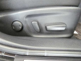 運転席電動シートは、シートポジションを細かく調整できるので長時間の運転もリラックスできますね。