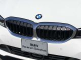 左右のキドニー・グリルの中心にはBMWのエンブレムが鎮座し、個性を放つデザイン性を兼ね備えました。
