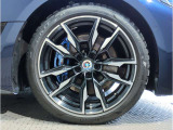 【BMWアロイホイル】軽量かつ強度に拘ったアロイホイル。走行性能ポテンシャルを引き出す設計。車の足元を引き締めてくれる大きなポイントはアロイホイルです。