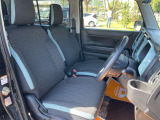 毎日過ごす運転席は要チェック。シートのへたり・擦れ、視界のイメージまで伝わる重要ポイント。
