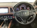 【ハンドル】運転にかかわる様々な操作を安全に行えるように視点移動が少なく操作性に配慮されたスイッチ類が凝縮されたコックピットです。