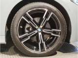 【BMWアロイホイル】軽量かつ強度に拘ったアロイホイル。走行性能ポテンシャルを引き出す設計。車の足元を引き締めてくれる大きなポイントはアロイホイルです。