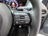 Hondaセンシングの機能のひとつ、アダプティブクルーズコントロール付!アクセルから足を離しても設定したスピードと前車との車間を保ち走行してくれます!車線維持もアシスト☆高速道路で疲労軽減ですね☆