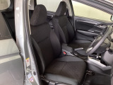 広い足元にゆったり座れるシートには肘掛けも装備しており長距離の運転でも疲れにくくなってます。女性でも運転がしやすいように、シートの高さ調整機能(シートリフター)がついています。